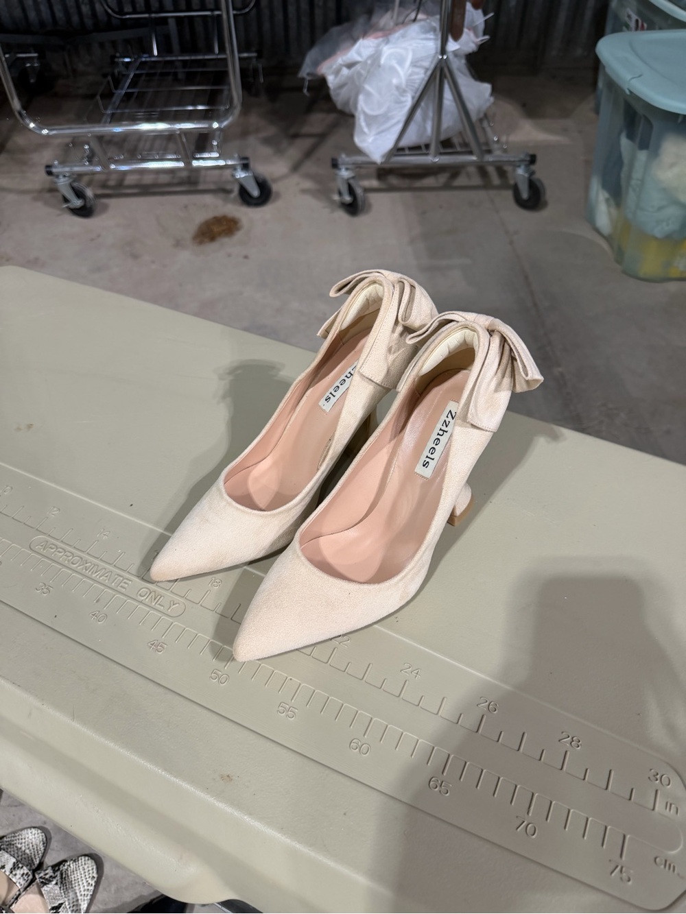 Pointed Bow-Back Mid Heels in Cream